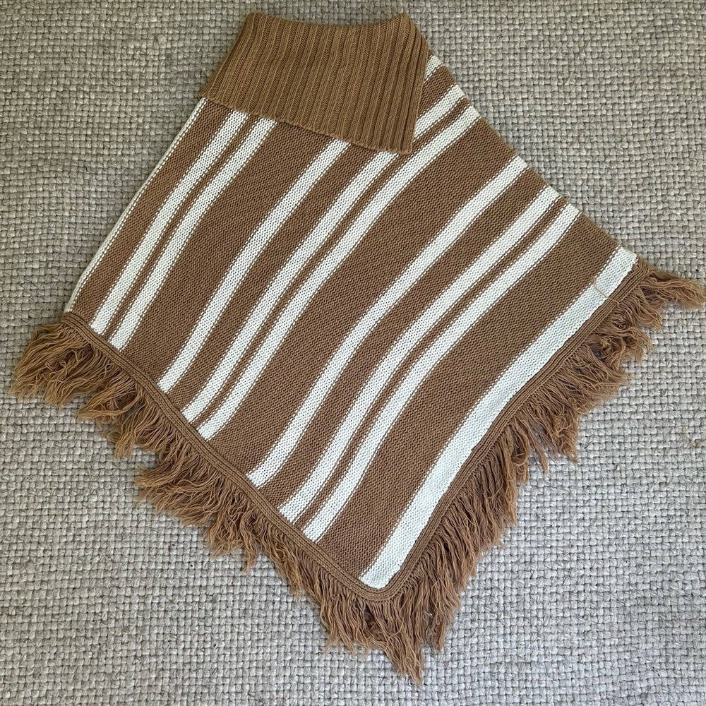 DeRotChild Vintage White and Beige knit poncho - Picture 4 of 5